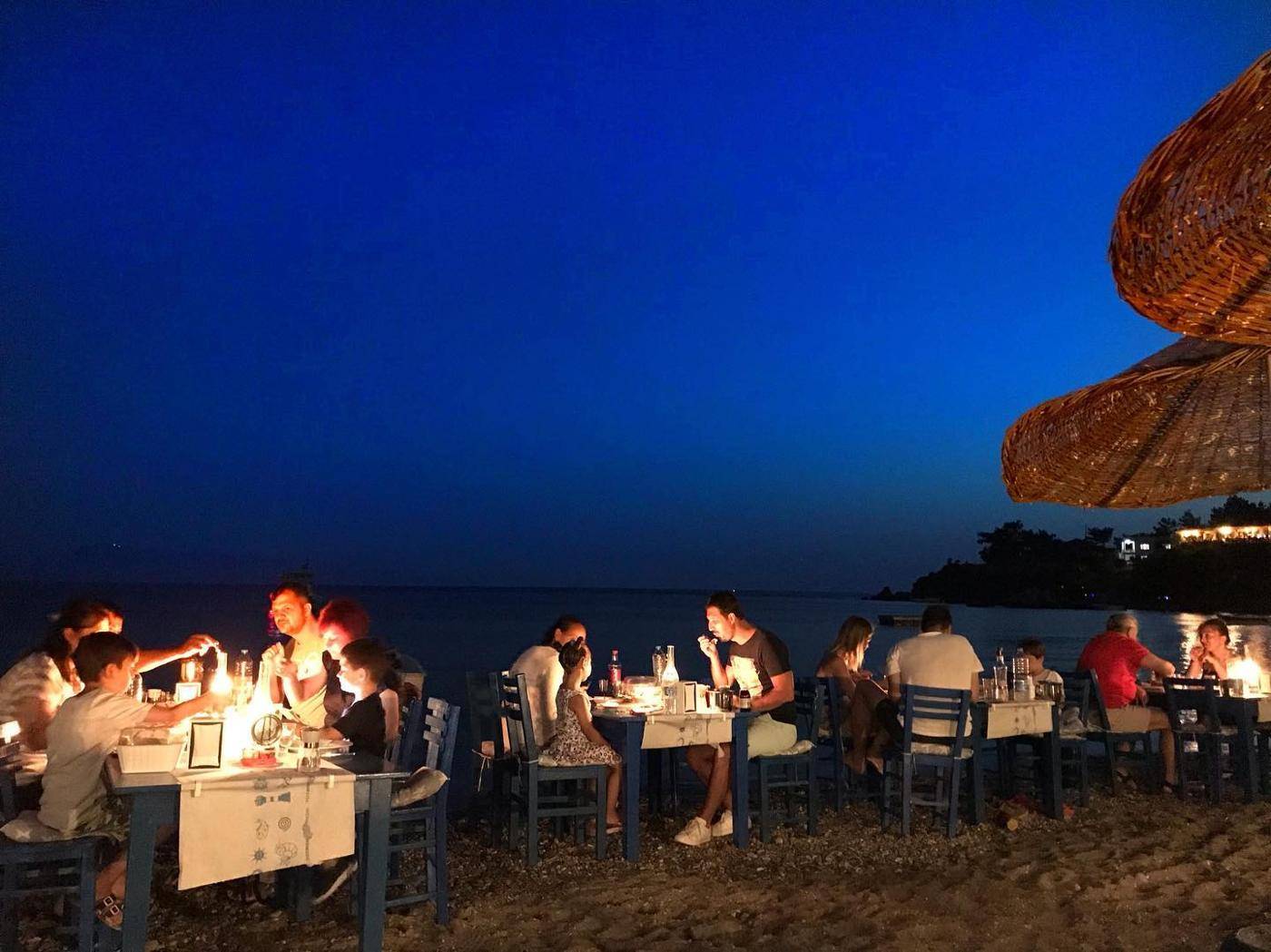 Gece deniz kenarında rakı sofrası