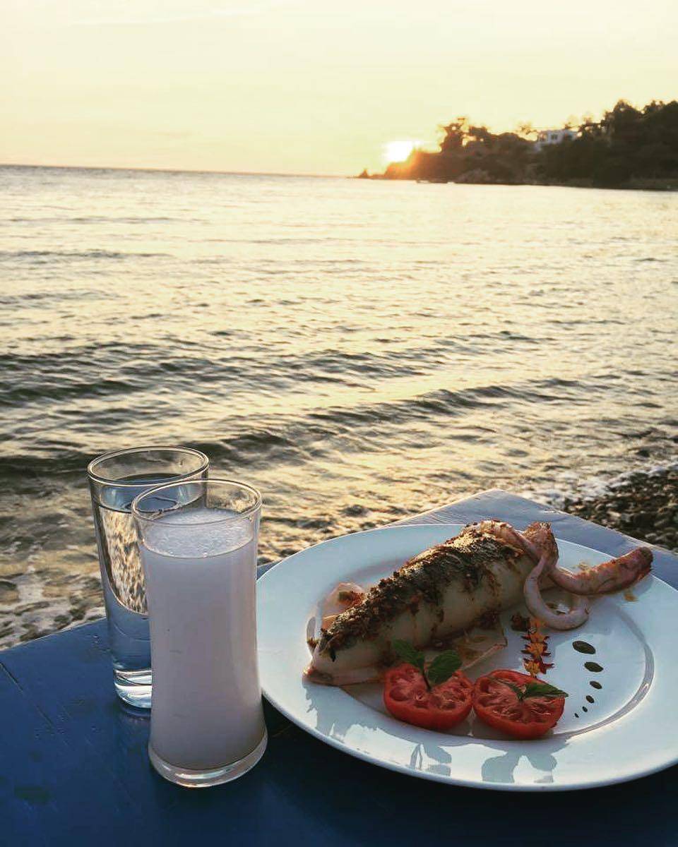 Deniz kenarında rakı ve kalamar